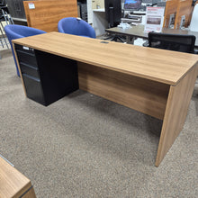 Charger l'image dans la galerie, Bureau arqué # 1476  ( Ce bureau est en prêt présentement )
